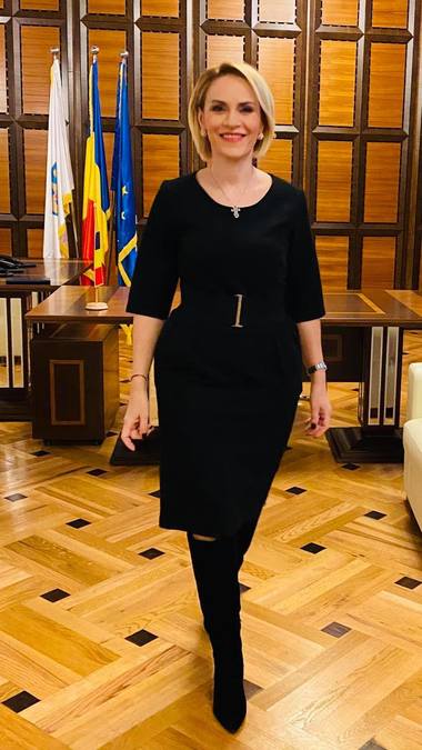 Firea postează o fotografie cu ea în birou: Sunt încă aici. Şi îmi place