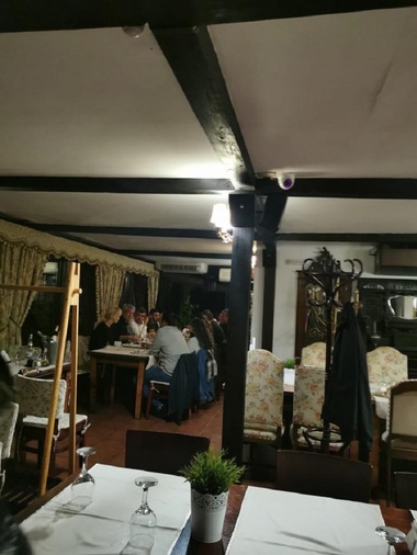 UPDATE - Imagini cu Ciolacu în restaurantul unei pensiuni, nerespectând măsurile de distanţare / Poliţia a dat amenzi de 21.000 de lei / Ciolacu: Orban şi ai săi folosesc Poliţia Română în scopuri politice. Este o ruşine. Buzăul e în scenariul verde
