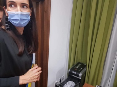 Clotilde Armand, după prima zi la Primăria Sectorului 1: Contracte cu cabinete de avocatură plătite din 2015 fără rezultate în instanţă, directori absenţi nemotivat. În biroul primarului, un distrugător de documente şi un baston de poliţist local - FOTO