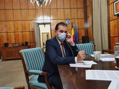 Premierul a discutat cu prefecţi şi cu primari, inclusiv cu primarul Capitalei, amenajarea de spaţii în exteriorul pieţelor din Bucureşti sau înfiinţarea de pieţe volante unde producătorii autohtoni să îşi poată vinde marfa
