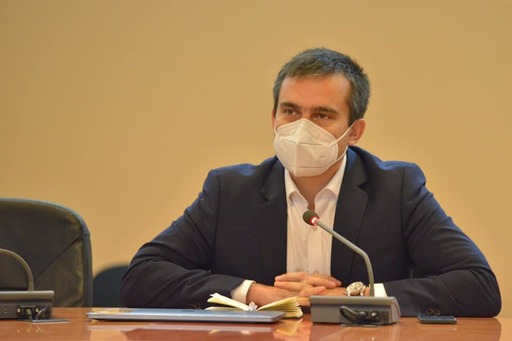 Coliban: Sunt cinci ani pe care i-am făcut la Automatică şi Calculatoare. În CV nu am scris că sunt absolvent, am scris că am urmat acele cursuri