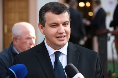 Tomac, despre PSD, USR şi UDMR: În timp ce românii mor în spitale sau stau închişi în case şi trăiesc incertitudinea unei perioade extrem de dificile, le arde de jocuri politice şi dezbat, nici mai mult, nici mai puţin decât amânarea alegerilor