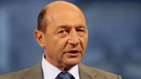 Băsescu: Azi, de Ziua Naţională, Iohannis a vrut Arcul de Triumf doar pentru el. Nu a înţeles că el nu poate înlocui nici armata şi nici poporul. Urât moment al trufiei unui preşedinte