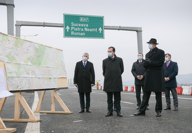Iohannis, la deschiderea tronsonului de Autostradă 7: Moldova, prin ”grija” guvernanţilor pesedişti, a fost lăsată în urmă şi aşa nu se poate continua/ Aici se vede foarte clar ce a însemnat o guvernare pesedistă inutilă, că pentru Moldova au fost inutili