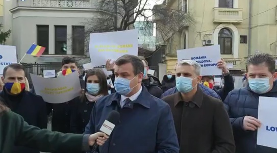 PMP a protestat în faţa ambasadei Republicii Moldova la Bucureşti / Tomac: Asistăm la o lovitură de stat la Chişinău şi considerăm că trebuie să fim alături de democraţia Republicii Moldova
