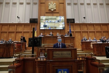 Parlamentarii AUR şi PSD au protestat în şedinţa de plen destinată învestirii Guvernului Cîţu - FOTO