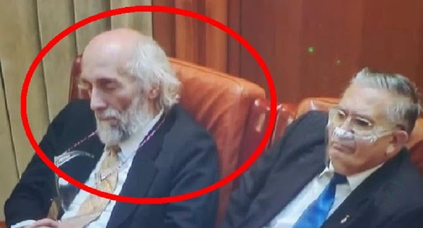 Senator AUR surprins dormitând în Parlament: Eram într-o poziţie care activează ”conexiuni mintale speciale”. Îmi pregăteam nişte idei pentru a doua zi la interpelare
