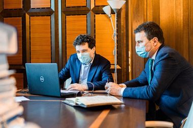 Tánczos Barna şi Nicuşor Dan, discuţie pe tema poluării din Bucureşti – Cei doi au stabilit calendarul extinderii punctelor de măsurare şi au discutat despre măsurile concrete de îmbunătăţire a calităţii aerului 