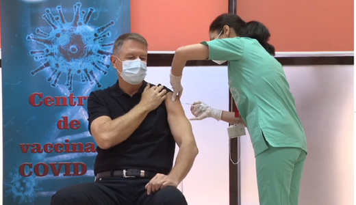 UPDATE - Iohannis, după ce s-a vaccinat anti-COVID: Este o procedură simplă, nu doare. Vaccinul este sigur, eficient şi recomand tuturor vaccinarea - FOTO, VIDEO