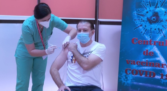 Cîţu s-a vaccinat anti-COVID purtând un tricou cu mesajul „Împreună învingem pandemia”: Foarte uşoară această vaccinare. Chiar nu am simţit nimic / Precizări - Săptămâna viitoare se ajunge la 300 de centre. Pfizer va relua ritmul livărilor - VIDEO, FOTO