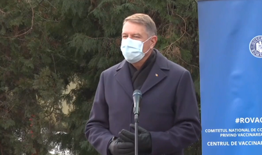 Iohannis: Atmosfera se schimbă, foarte multă lume doreşte să se vaccineze, o schimbare pe care o salut în mod explicit / Vaccinarea singură nu rezolvă pandemia, până când vom avea foarte mulţi oameni vaccinaţi e nevoie de respectarea cu stricteţe a măsurilor