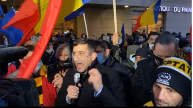 UPDATE - Protest organizat de AUR în urma incendiului de la Institutul Matei Balş / Protestatarii au mers în coloană de la Ministerul Sănătăţii până la institut / Anunţul Jandarmeriei / Liderul AUR: Nu vă mai bateţi joc de noi! Ne-aţi furat 31 de ani” - VIDEO