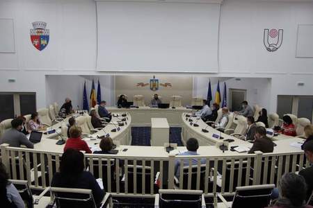 Consilierii locali din Focşani au aprobat un proiect care prevede acordarea unor vouchere în valoare de 200 de lei pentru 30.000 de femei, cu ocazia zilei de 8 Martie/ Primarul Cristi Misăilă afirmă că hotărârea este nelegală 