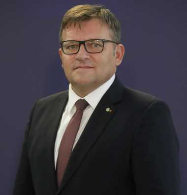 Marius Budăi: Guvernul şi-a dat arama pe faţă - cresc pensiile, dar... în anul 2022, nu scad salariile, dar scad sporurile, adică scad veniturile oamenilor, nu mai zic nimic despre alocaţiile copiilor