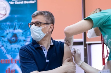 Virgil Popescu, după ce s-a vaccinat: Sunt optimist că în următoarele zile voi dezvolta anticorpii necesari! Încurajez pe toată lumea să se vaccineze!