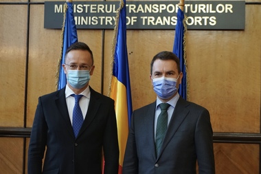 Cătălin Drulă a discutat cu ministrul ungar de Externe  Péter Szijjártó despre proiectele de investiţii în infrastructură rutieră şi feroviară, transportul rutier, reducerea timpilor de aşteptare la frontieră pentru transportul feroviar, dar şi transportul pe Dunăre