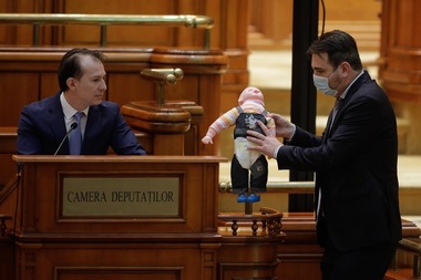 UPDATE Cîţu: Începem reforma în toate cotloanele statului / PSD a adus păpuşi / Ciolacu l-a numit pe Cîţu „mincinos patologic” şi pe Orban „ultimul brontozaur al politicii” / PSD a cerut retrimiterea raportului la comisii / Cererea, respinsă