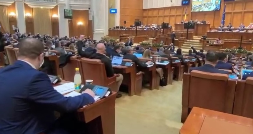 Câţiva parlamentari de la PSD şi AUR votau pentru alţi colegi de-ai lor, în plenul reunit de luni seara, la dezbaterea pe articole a bugetului de stat pe acest an - VIDEO