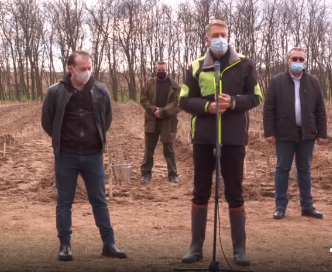 Klaus Iohannis, la un un eveniment de împădurire: Avem o pierdere de peste o mie de hectare de teren agricol în fiecare an. Aici trebuie intervenit/ 1,5 miliarde de euro vom aloca pentru reîmpăduriri - VIDEO