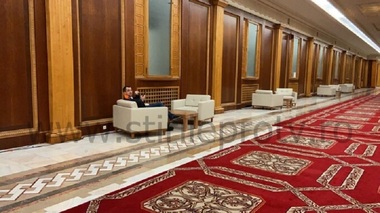 UPDATE - Ministrul Sănătăţii, Vlad Voiculescu, fotografiat fără mască pe holurile Parlamentului / Reacţia fostului consilier onorific al MS, Răzvan Cherecheş: Sunt profund şocat! / Explicaţiile ministrului
