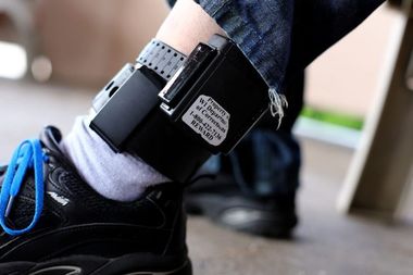 Deputat PNL: Agresorii vor fi monitorizaţi prin purtarea brăţărilor electronice fixate la nivelul gleznei / Faza pilot, având costuri estimate de aproximativ 3,5 milioane euro, va începe imediat ce legea va fi promulgată