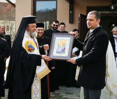 Şeful PSD Sibiu o condamnă pe Raluca Turcan că nu a purtat masca în remorcă, în condiţiile în care el a participat la sfinţirea unei picturi bisericeşti şi nu a purtat masca tot timpul / Trif apare în fotografii alături de mitropolitul Ardealului - FOTO

