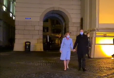 Preşedintele Klaus Iohannis şi soţia, la Biserica Romano-Catolică ”Sfânta Treime” din Sibiu, pentru slujba de Înviere - FOTO, VIDEO