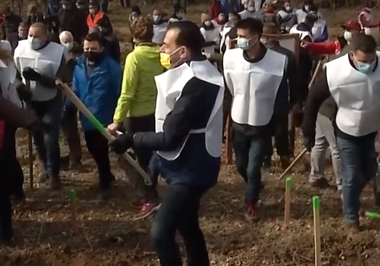 Ludovic Orban a participat la plantarea unor puieţi, dar i s-a rupt sapa / Orban: Am dat de foarte multe rădăcini şi este mai greu de scos pământul - VIDEO