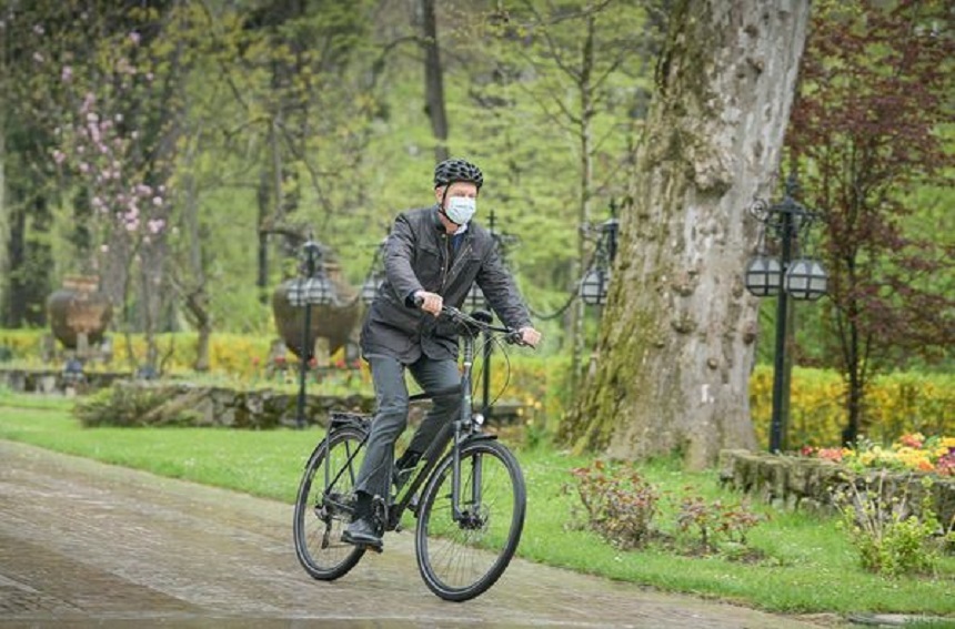 UPDATE - Preşedintele Klaus Iohannis a ajuns cu bicicleta la Palatul Cotroceni: Vreau să fiu parte din campania Vinerea Verde, pe care o găsesc foarte bună - FOTO