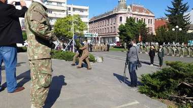 Mihai Fifor acuză că parlamentarii nu au fost invitaţi la acţiunile de marcare a Zilei Europei, la Arad: Îi sugerez domnului prefect Toth să studieze Legea ceremonialului militar. Ar afla, de pildă, care e ordinea de precădere la depunerea de coroane