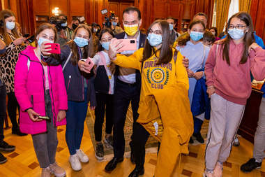 Ziua Porţilor Deschise la Palatul Parlamentului – Ludovic Orban a stat de vorbă cu mai mulţi copii, s-a fotografiat cu ei şi a recitat câteva versuri ale unui cântec - FOTO