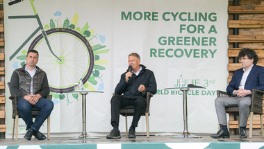 UPDATE - Ziua Mondială a Bicicletei: Nicuşor Dan şi ministrul Mediului, pe bicicletă în zona Parcului Herăstrău / Klaus Iohannis a ajuns pe bicicletă la eveniment: Sunt prea puţine piste pentru biciclişti şi împarţi banda cu şoferi nemulţumiţi - VIDEO 
