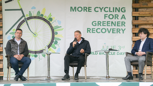 UPDATE - Ziua Mondială a Bicicletei: Nicuşor Dan şi ministrul Mediului, pe bicicletă în zona Parcului Herăstrău / Klaus Iohannis a ajuns pe bicicletă la eveniment: Sunt prea puţine piste pentru biciclişti şi împarţi banda cu şoferi nemulţumiţi - VIDEO 