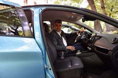Marcel Ciolacu: Am comandat o Dacia electrică. O să fie printre primele 10 Dacii electrice din România