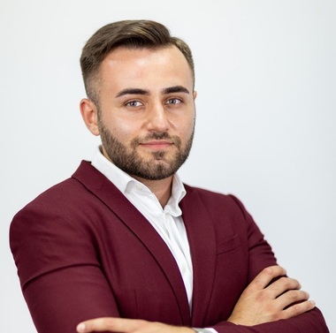 La peste opt luni de la alegerile locale, Iaşiul are în sfârşit viceprimari. Liberalul Daniel Juravle şi Cezar Baciu, care are decizie de excludere din USR PLUS, au fost votaţi în cele două funcţii

