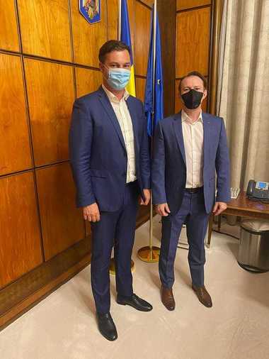 Prefectul de Neamţ, susţinător al lui Cîţu, îşi anunţă candidatura la conducerea filialei judeţene. Documentele partidului impun însă condiţie de vechime, atât pentru a candida, cât şi pentru a avea drept de vot. Prefectul susţine că va exista o derogare