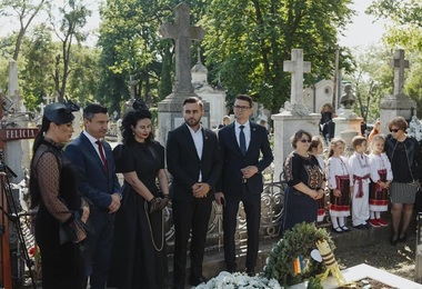 Chirica şi-a început ziua cu postări despre Alexandru cel Mare şi cel mai tare folclorist al Ardealului. Ieşenii i-au amintit că e aşteptat la Primărie ”la o cafeluţă cu DNA”. Anterior, l-au ironizat cu ocazia prezenţei la monumentul Otiliei Cazimir

