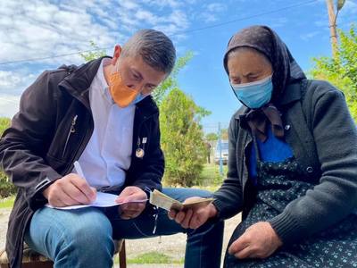 Vicepremierul a făcut sâmbătă voluntariat la caravana vaccinării din comuna Micăsasa, judeţul Sibiu / Barna: I-am ajutat pe bunici să completeze formularele pentru vaccinare - VIDEO