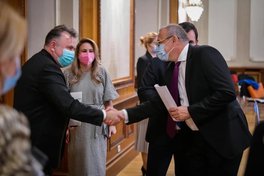 Nelu Tătaru, după o întâlnire cu reprezentanţii Colegiului Farmaciştilor şi ai Asociaţiei Distribuitorilor şi Retailerilor Farmaceutici din România: Asigură piatra de temelie pentru îngrijirea sănătăţii: suportul medicamentos