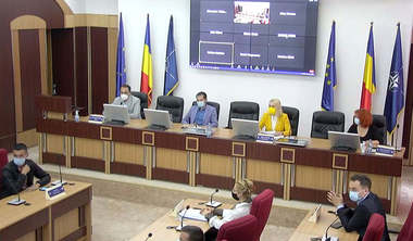 Blocajul din Primăria Focşani, rezolvat de consilierii locali/ Angajaţii îşi vor primi cel târziu marţi salariile

