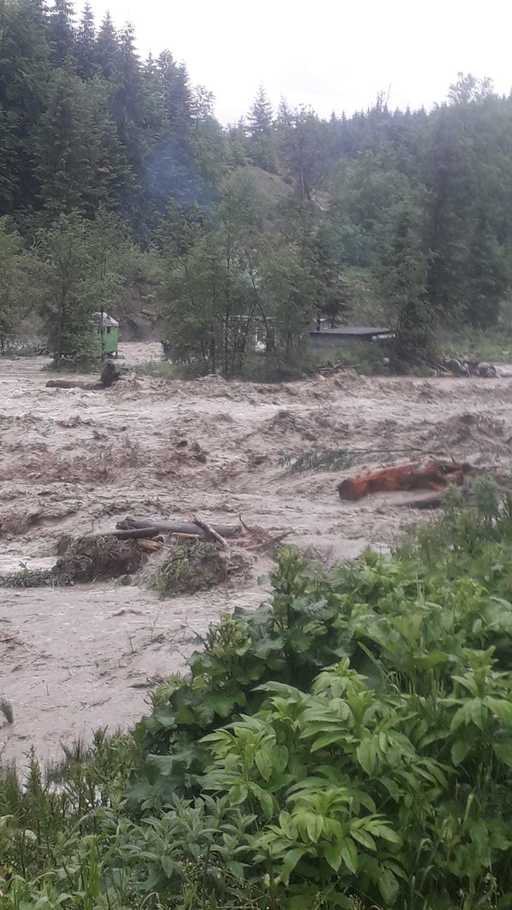 UPDATE - Premierul anunţă că pericolul generat de fenomenele meteo periculoase nu a trecut: Suntem nevoiţi să monitorizăm situaţia şi să intervenim pentru a înlătura orice fel de situaţie care poate duce la pierderi de vieţi / Zeci de localităţi afectate