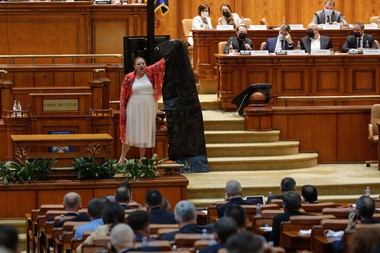 Diana Şoşoacă: Voiam să îi spun domnului Orban că dacă îmi acordă 2 - 3 minute îl ajut să scape de domnul Cîţu / Ea a venit la tribuna Parlamentului cu un sac în care a afirmat că erau îngropaţi cei decedaţi din cauza COVID-19