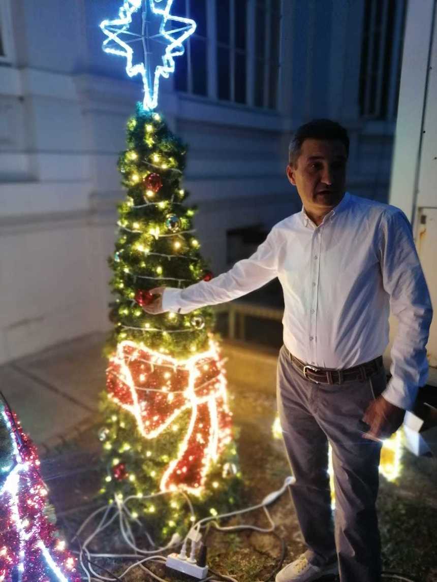 Primarul din Arad cumpără brad de Crăciun: Nu, n-a venit Crăciunul, dar ne pregătim / Oraşul este sub cod galben de caniculă, cu temperaturi care ajung la 37 de grade - FOTO 
