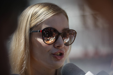 Irina Tănase îl aşteaptă pe Liviu Dragnea la penitenciar: Mergem acasă, ne întâlnim cu copiii, cu prietenii care au rămas alături în toată perioada asta şi mai departe nu ştiu / Mai mulţi susţinători ai fostul lider PSD strigă ”Libertate” - FOTO