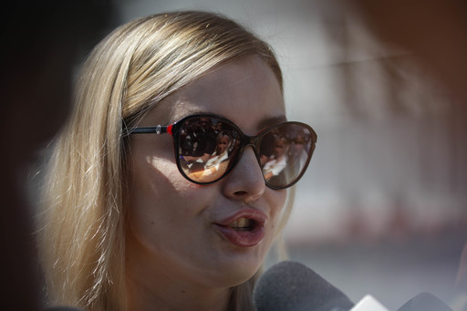 Irina Tănase îl aşteaptă pe Liviu Dragnea la penitenciar: Mergem acasă, ne întâlnim cu copiii, cu prietenii care au rămas alături în toată perioada asta şi mai departe nu ştiu / Mai mulţi susţinători ai fostul lider PSD strigă ”Libertate” - FOTO