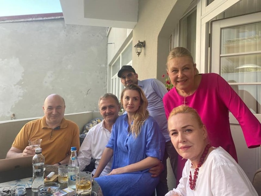 Avocata lui Liviu Dragnea a publicat o poză cu fostul lider al PSD, acasă, alături de Carmen Dan, Codrin Ştefănescu şi Irina Tănase - FOTO