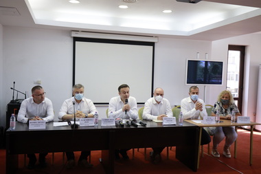 PNL şi USR PLUS Buzău susţin că proiectul de organizare a referendumului privind unirea municipiului Buzău cu comuna Ţinteşti nu este bazat pe studii de oportunitate şi de impact: Este o glumă care nu are o fundamentare şi nu are nişte obiective asumate