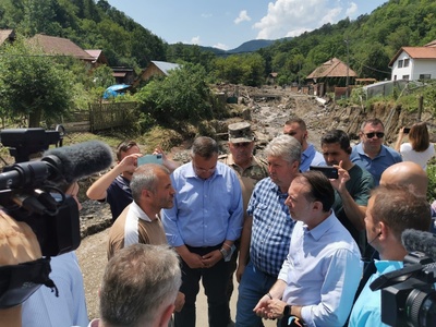 Premierul Florin Cîţu, în vizită în zonele inundate din judeţul Alba,  promite sprijin financiar comunităţilor afectate
