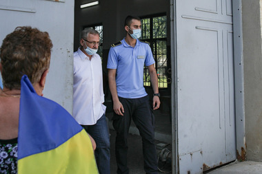 Dragnea a contribuit la redactarea unei reviste în penitenciar. Singurele cursuri la care i s-a permis să participe erau teste-grilă, fără a obţine la toate punctaj maxim, deci nici credite. A participat la activităţi religioase - document al instanţei