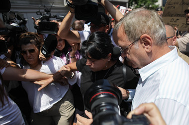 UPDATE - Liviu Dragnea, la sediul DNA / El a ieşit după doar câteva minute / Scandal între susţinătorii şi contestatarii fostului lider al PSD - FOTO

